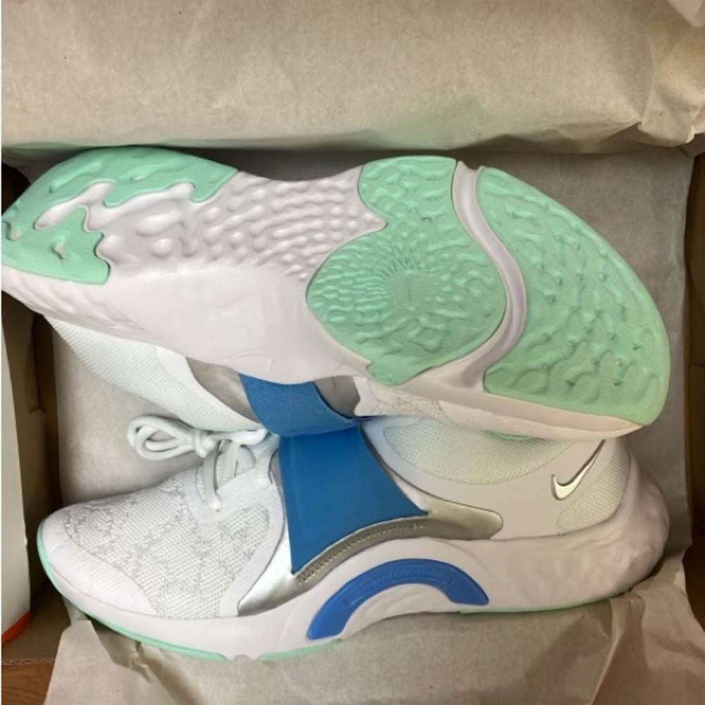Nike Shoes - Picture 3 of 4